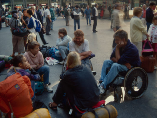 [1990] Paris: Hebbe og Leif i rullestol på jernbanestasjon prater med andre Interrailere.