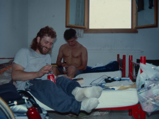 [1990] Venezia: Hebbe og Leif på rommet på herberget. Hebbe ler, Leif i bar overkropp.