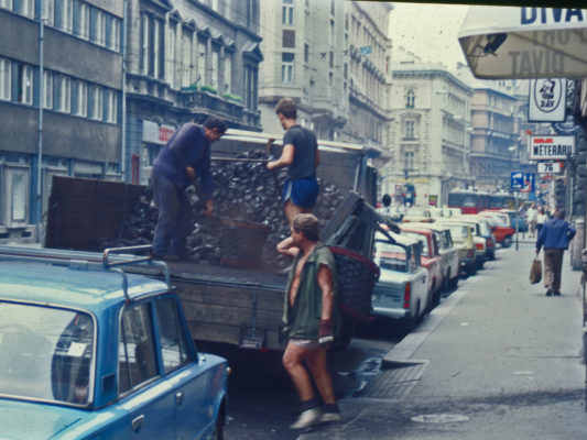 [1990] Budapest - Kull leveres for fyring. Lastebil med kull. Tre karer med kurver fyller og bærer kull.